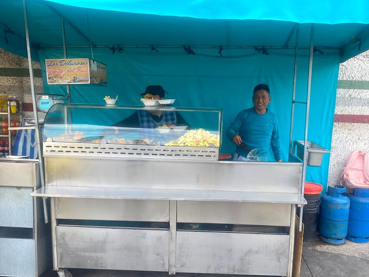 El puesto de Señora Papa hoy, en la misma esquina frente al colegio